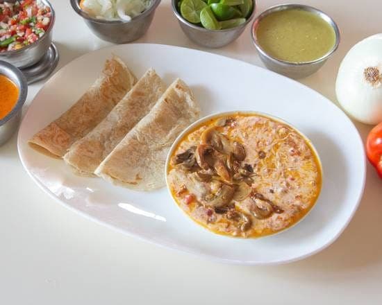 Queso fundido con chorizo