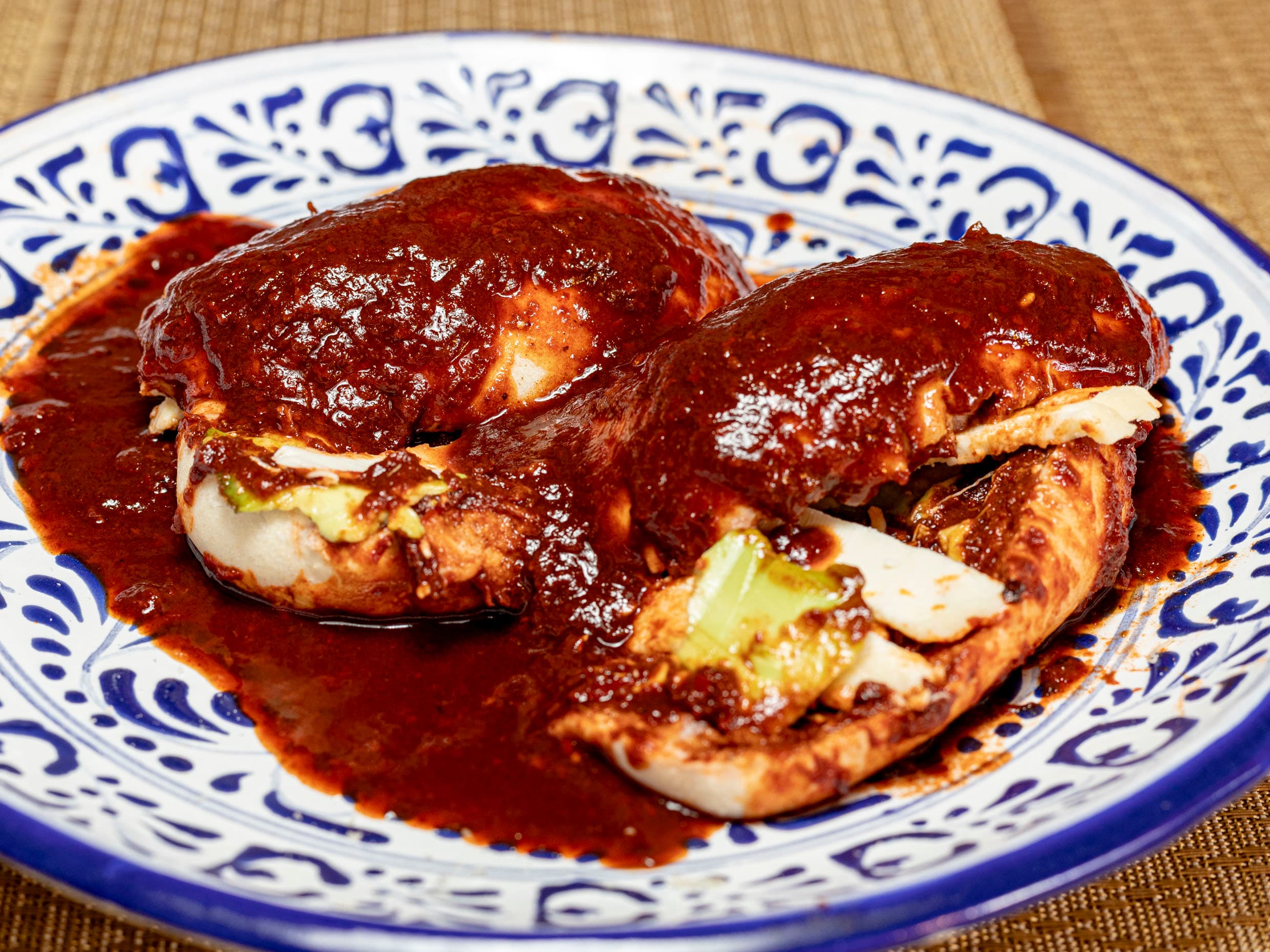 Chanclas con queso y aguacate