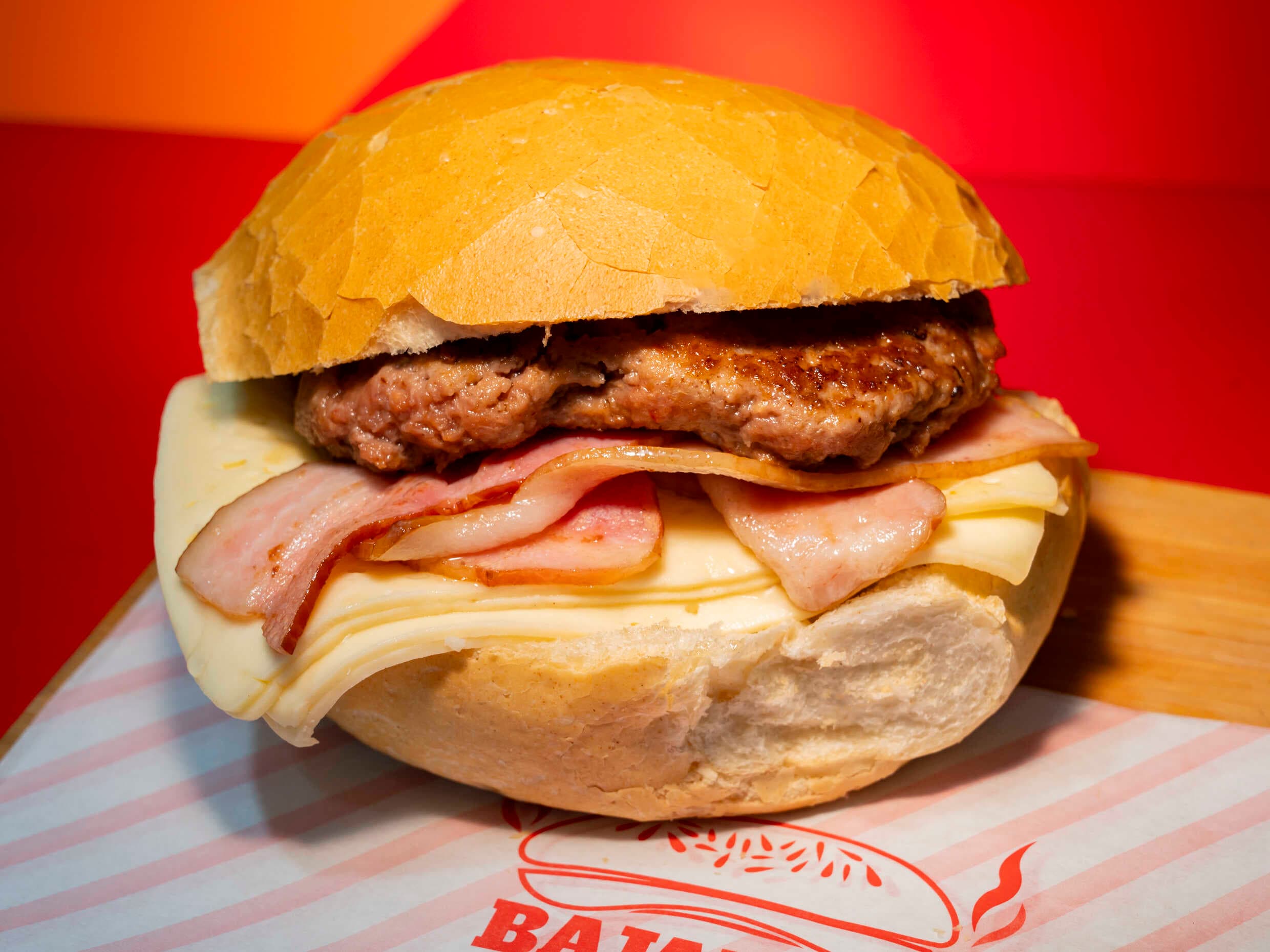 Sándwich de Hamburguesa con 2 Quesos y 4 Tocinos
