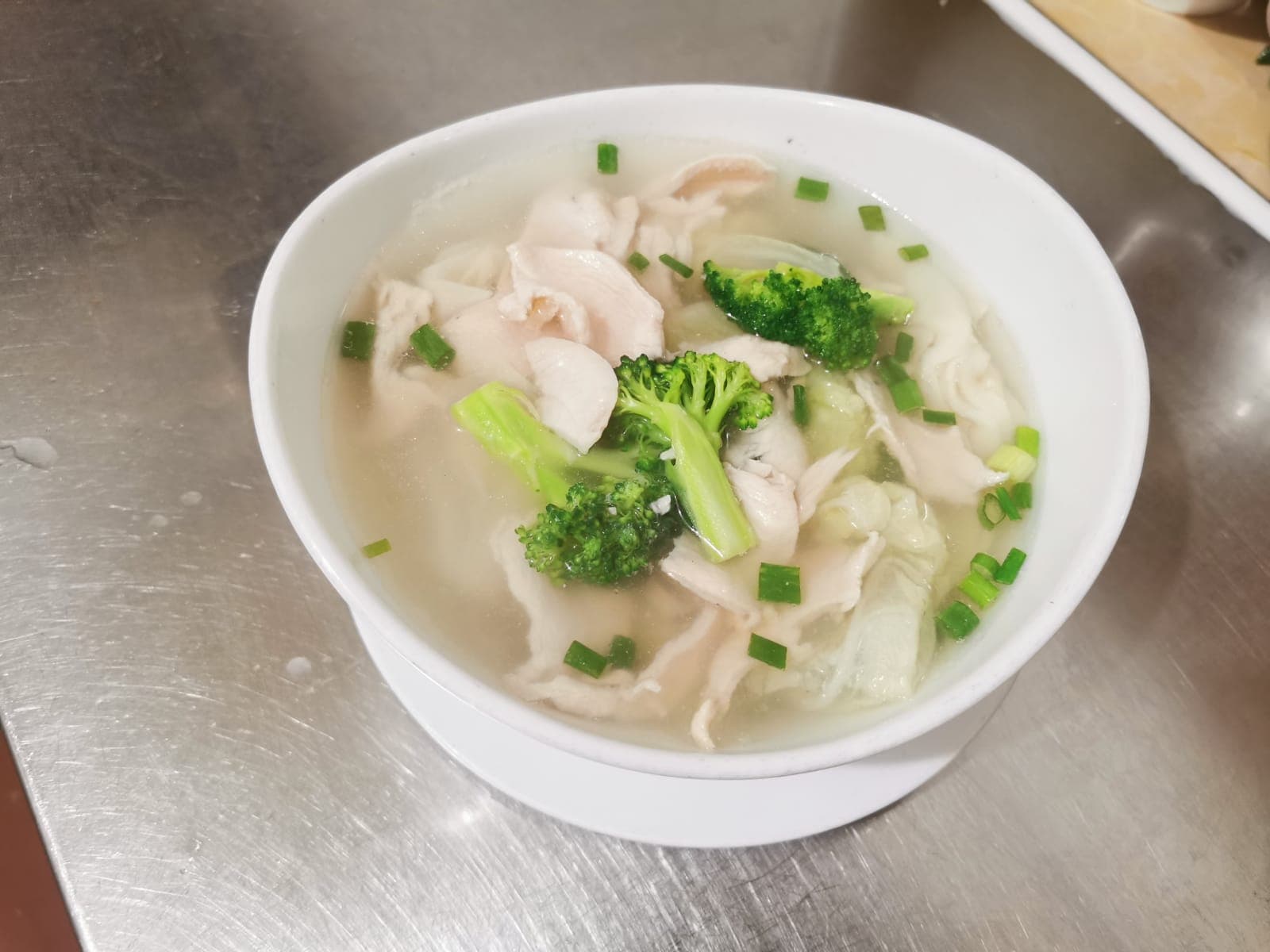 Sopa Wantán con Pollo y Tallarín