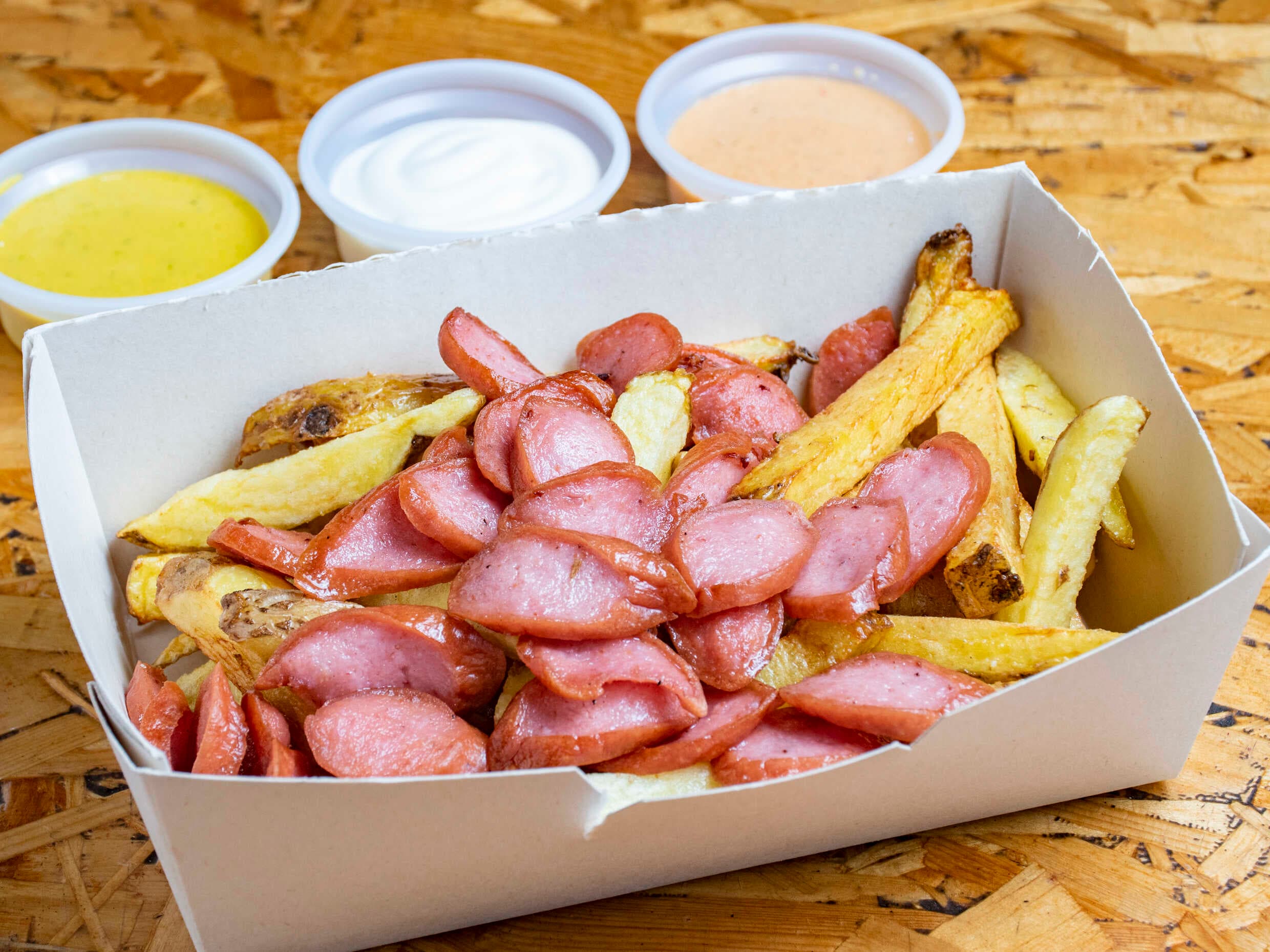 2 Salchipapas + 6 Tequeños