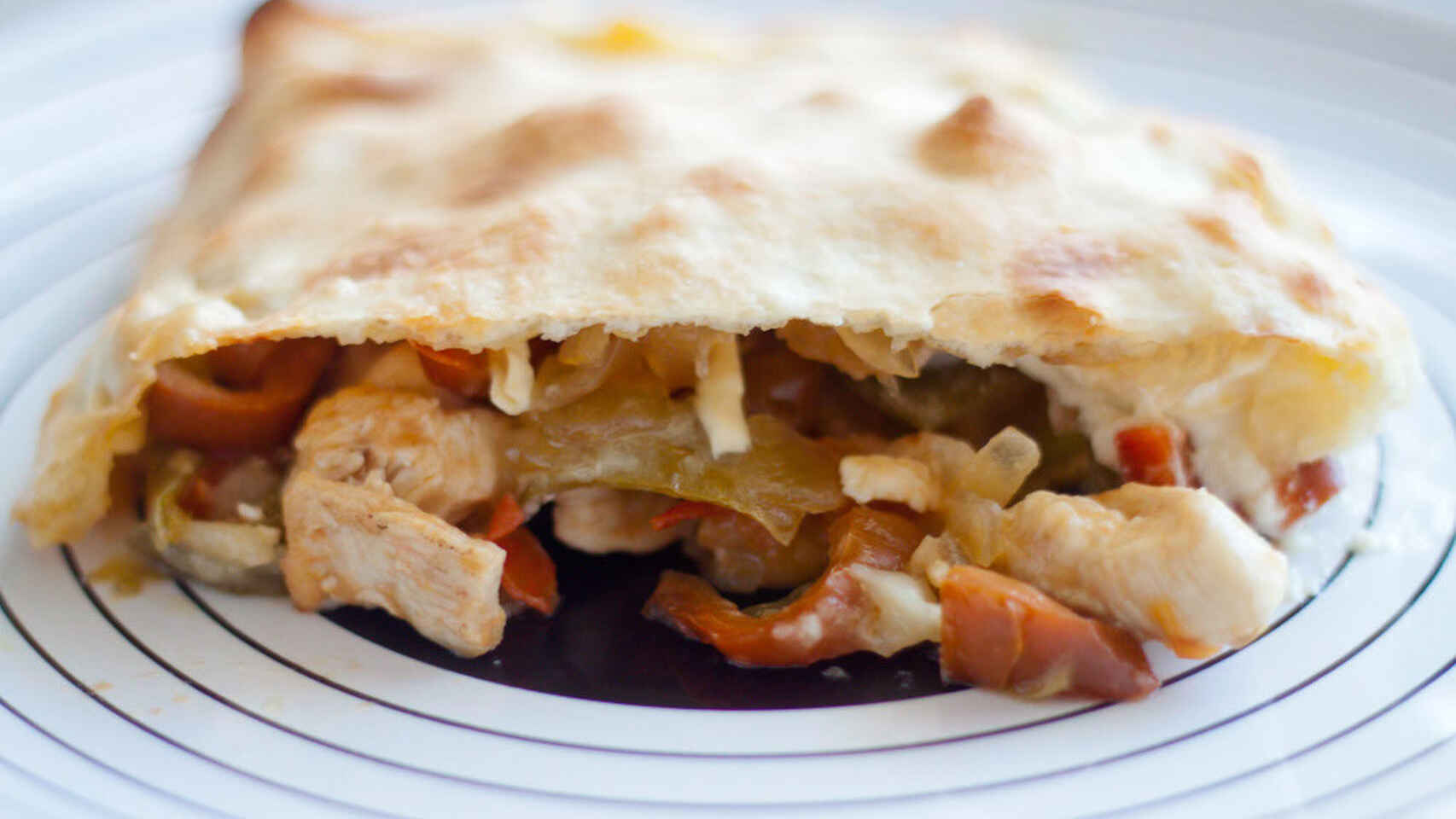 Calzone Especial Pollo, Champiñón y Queso