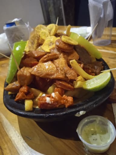 Combo Picada Parrillera Para 2 + Econolitro