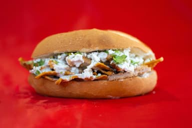 Torta de Chilaquiles Cremosos