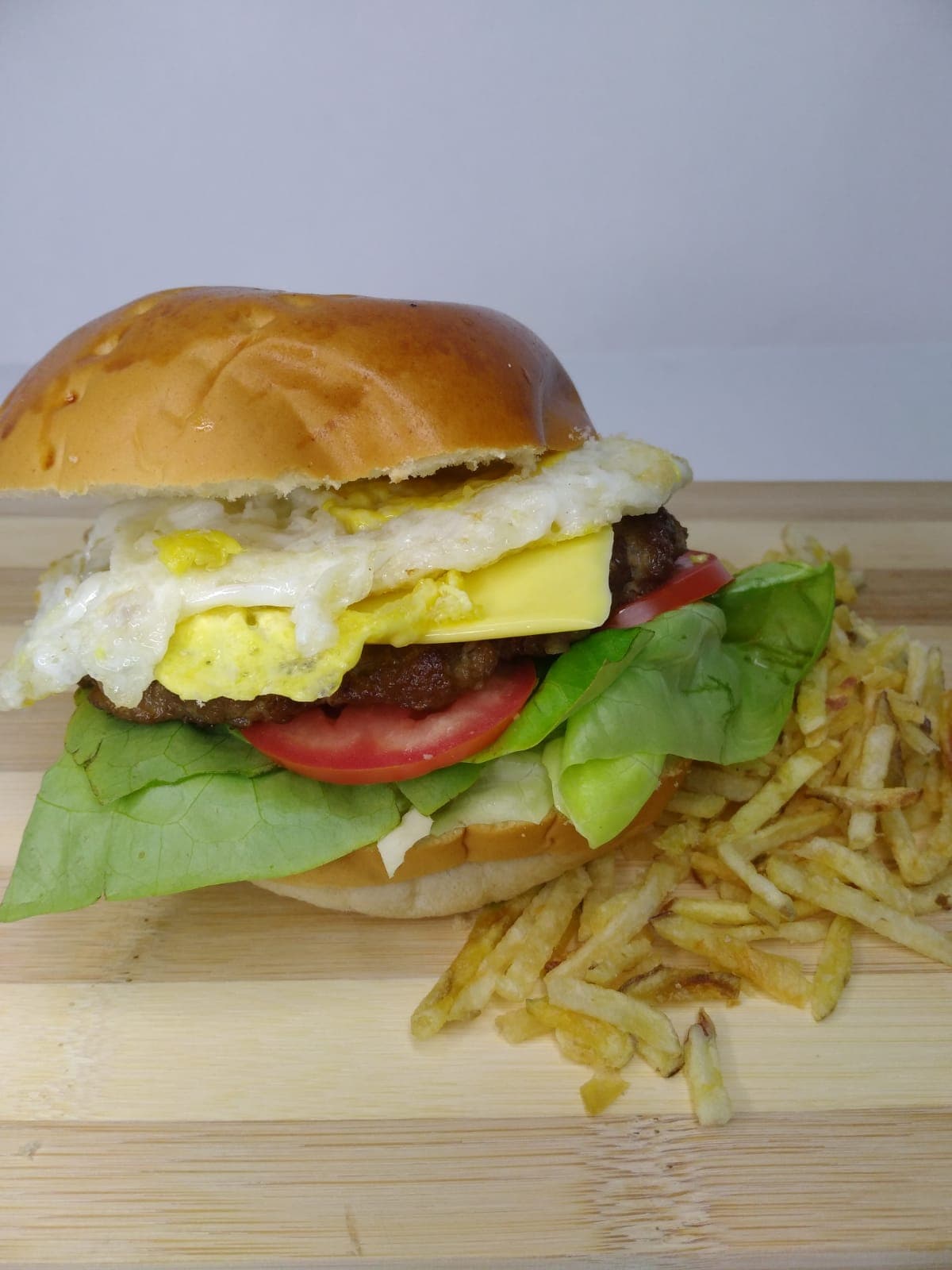 Hamburguesa Royal + Jugo de papaya con piña