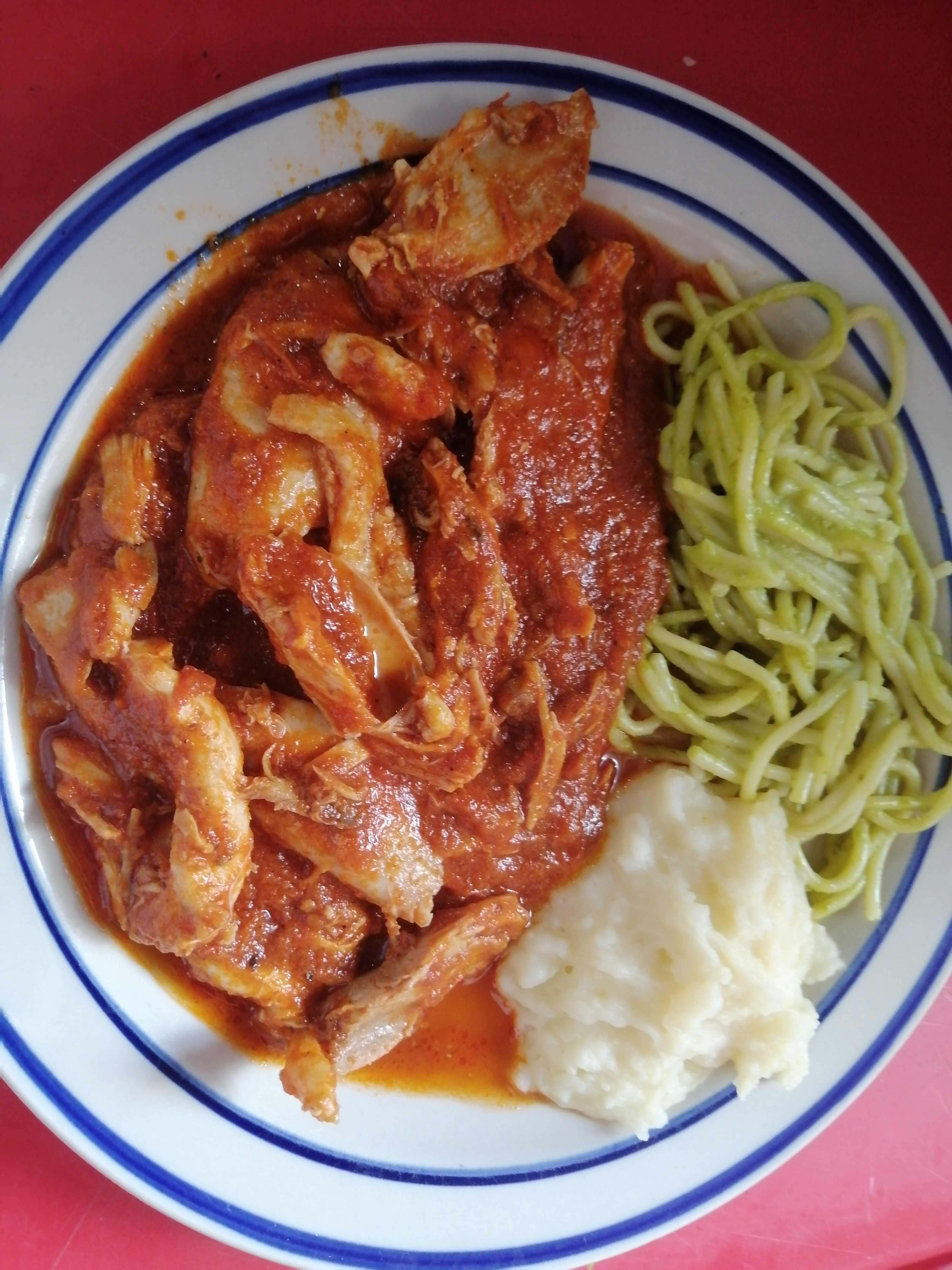 Pollo en Salsa Chipotle con Spaghetti y Puré