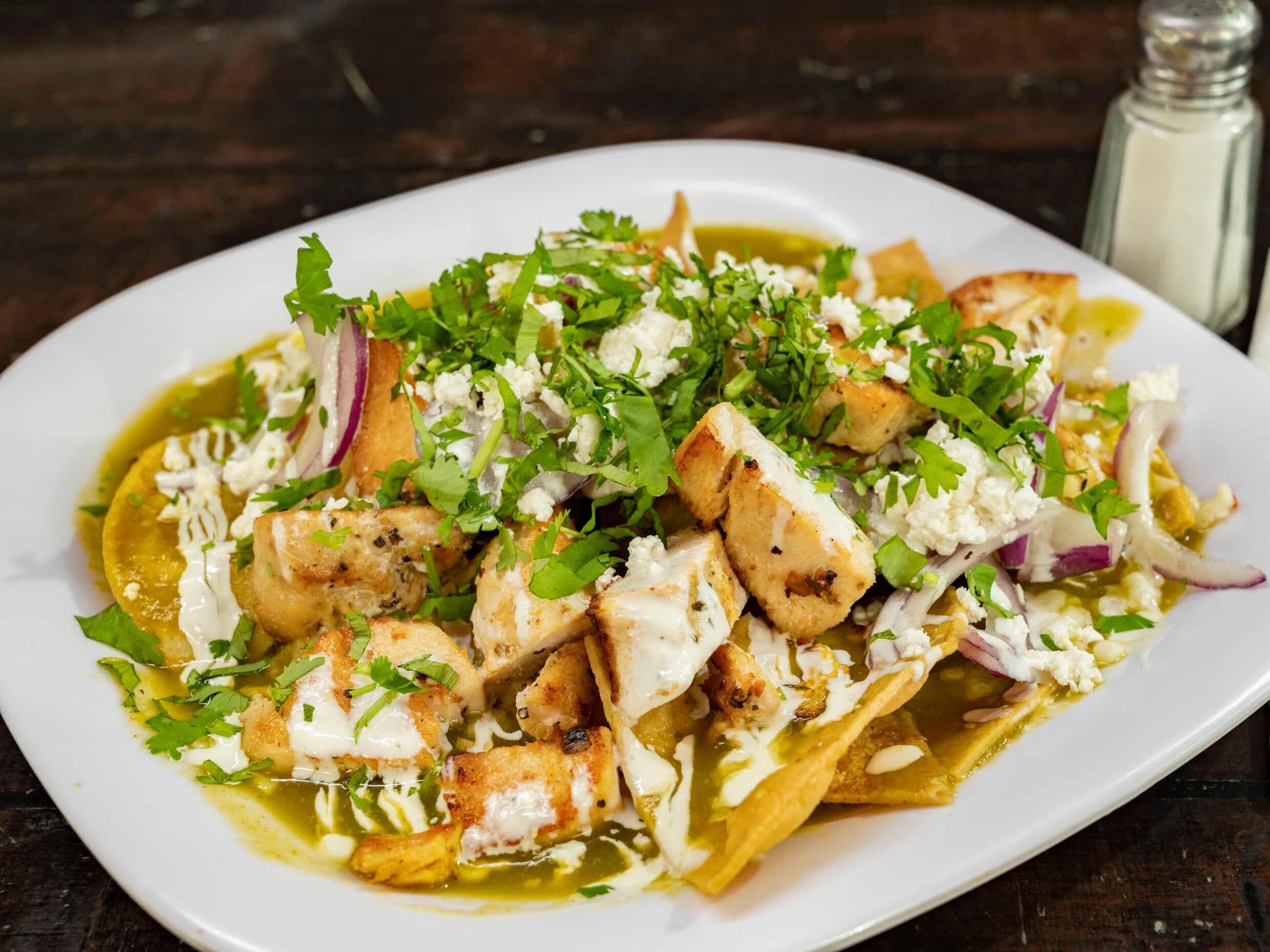 Chilaquiles con Pollo + Hotcackes