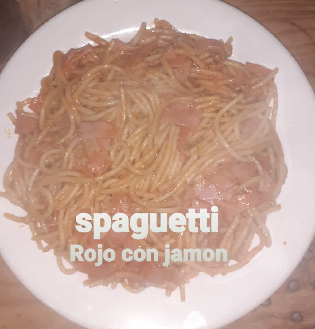 Spaguetti Rojo con jamón
