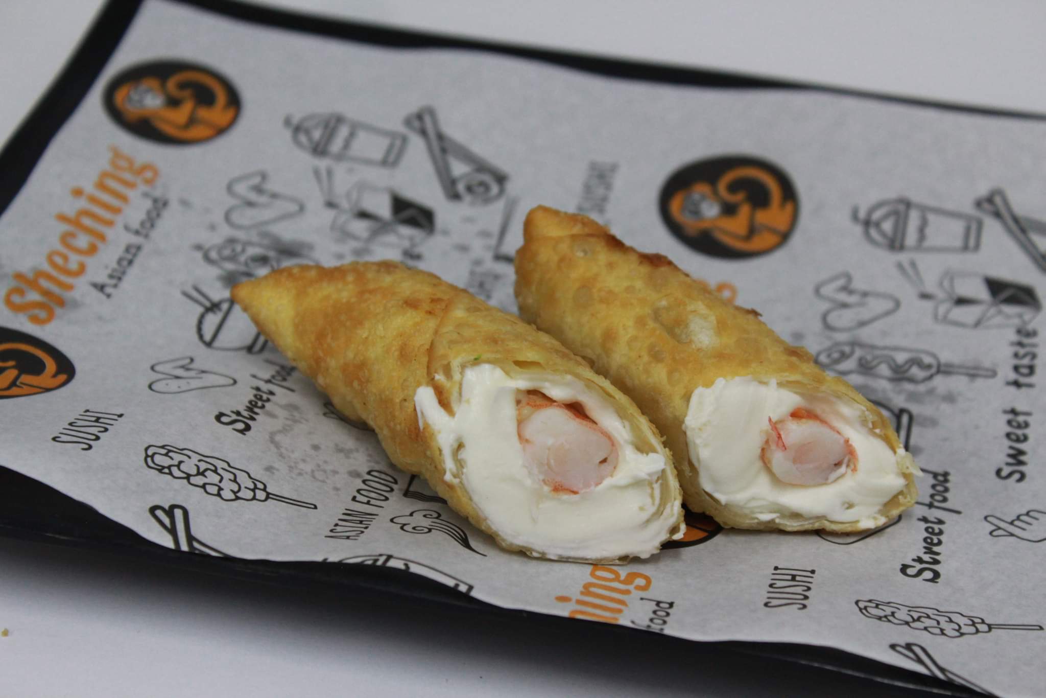 Rollo relleno de queso y camaron.