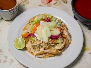 tostada de pollo deshebrado
