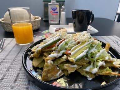 Chilaquiles con Pollo o Huevo Estrellado