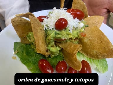 Orden de Guacamole y Totopos