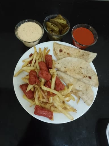 3 GRINGAS DE PASTOR CON SALCHIPAPAS