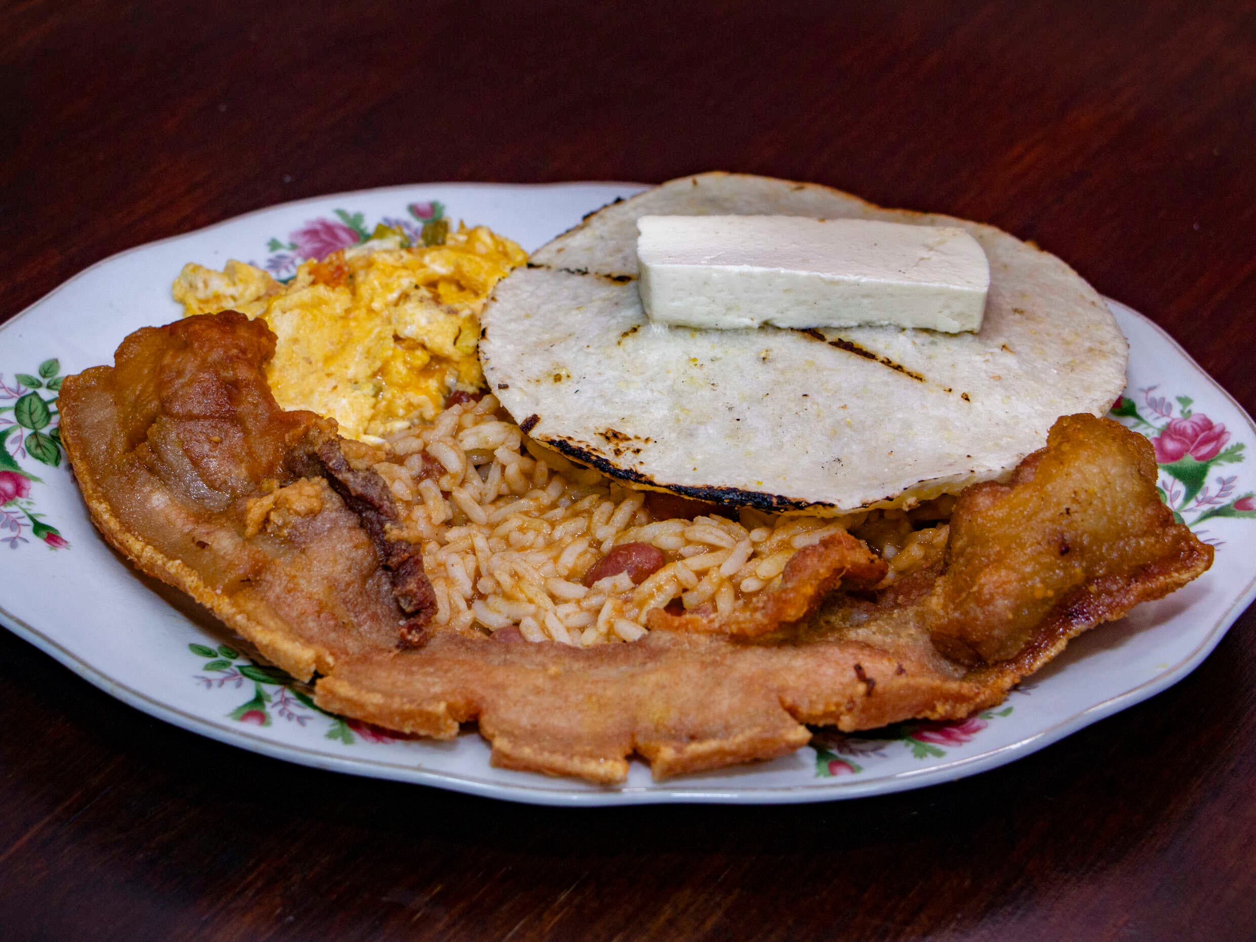 CALENTADO CON CHICHARRON