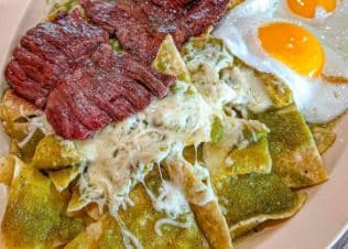 Chilaquiles con Pollo, Carne Asada y Dos Huevos