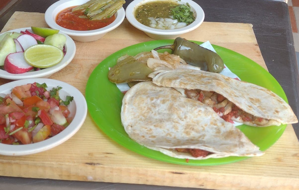 Combo quesadilla. tacos y refresco