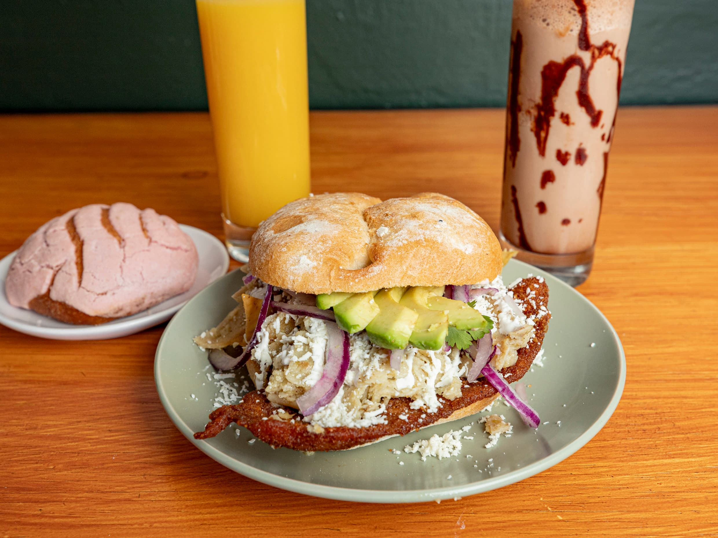 Torta Gigante de Chilaquiles con Cochinita