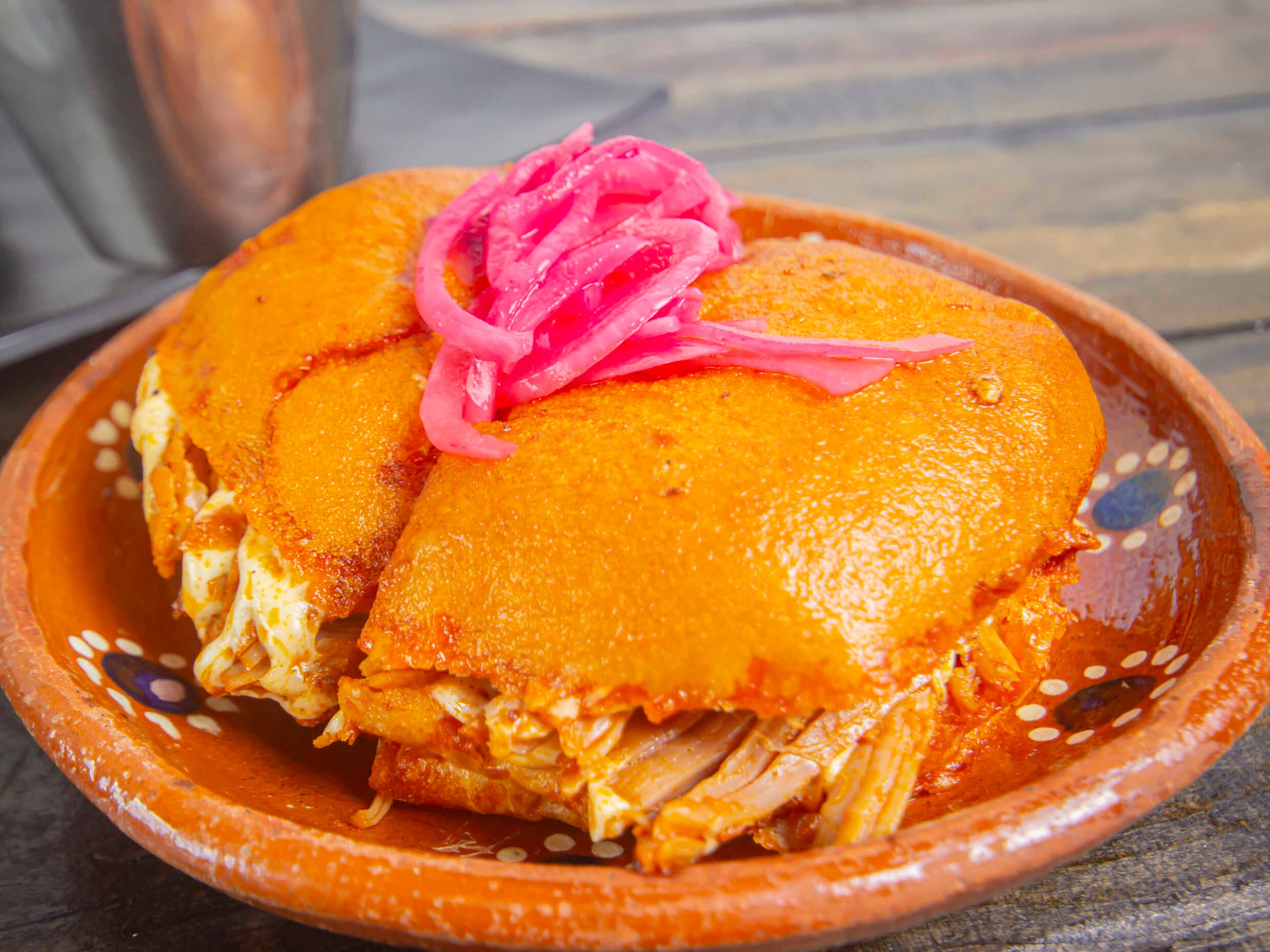 Pambazo de cochinita