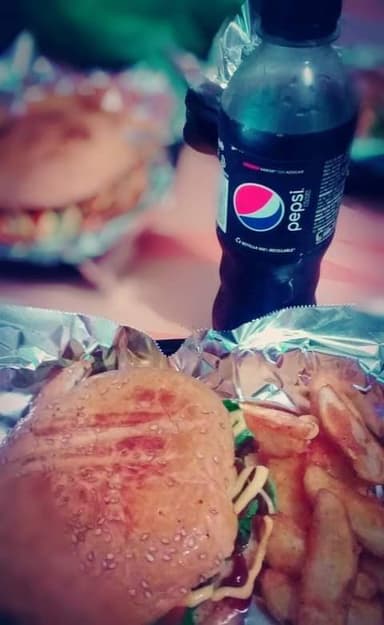 Lancha Burger + Papas Gajo + Refresco