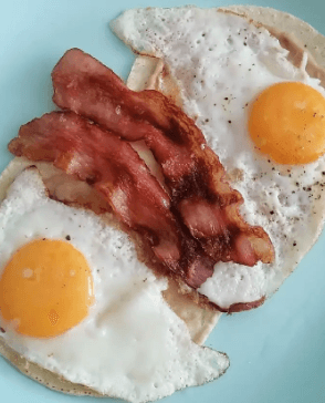 Huevo estrellados con tocino 3 pzas. gallina libre