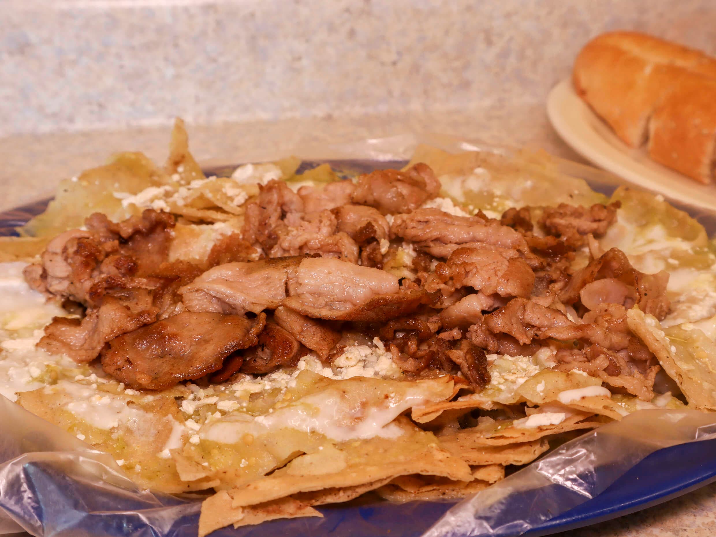 Chilaquiles con Bistec y Un Pan de 25 Centímetro