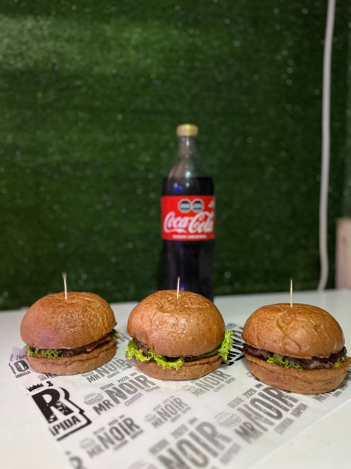 3 Hamburguesas + Coca Coca 1.5LT