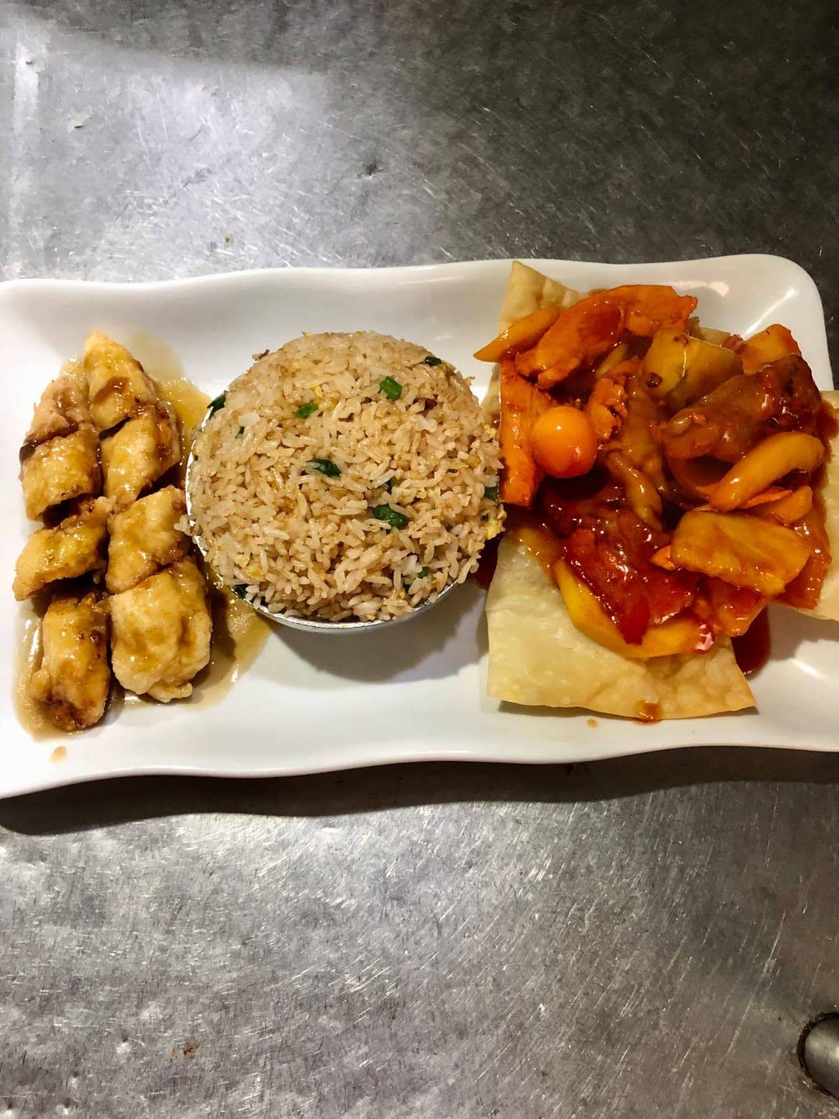 Pollo Enrollado más Kam Lu Wantan y Chaufa
