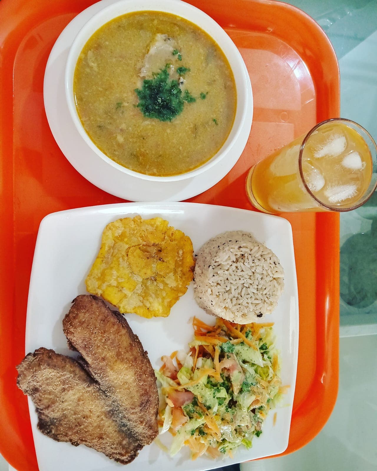 Almuerzo con sancho de pescado