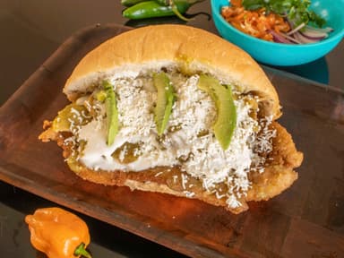 Única Torta de Chilaquiles VERDE con Milanesa