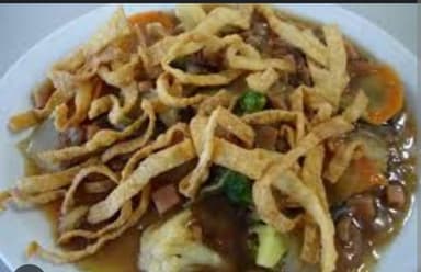 Medio de Chow Mein con Pollo y Camarón