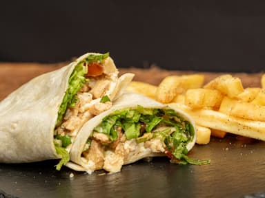 Chicken Burrito con Papas Fritas