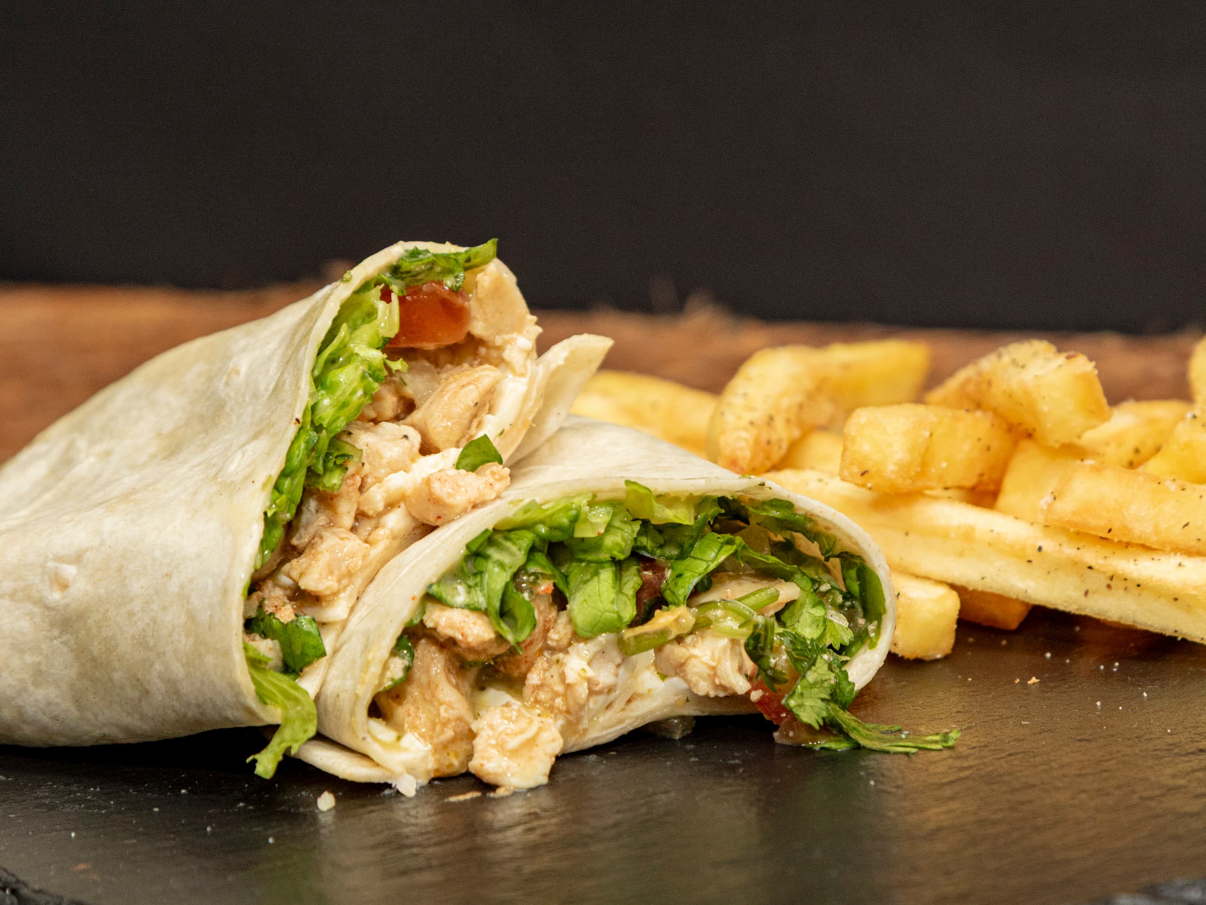 Chicken Burrito con Papas Fritas