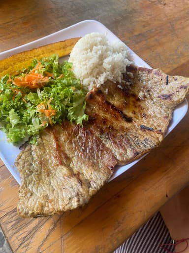 Almuerzo con Carne de Res