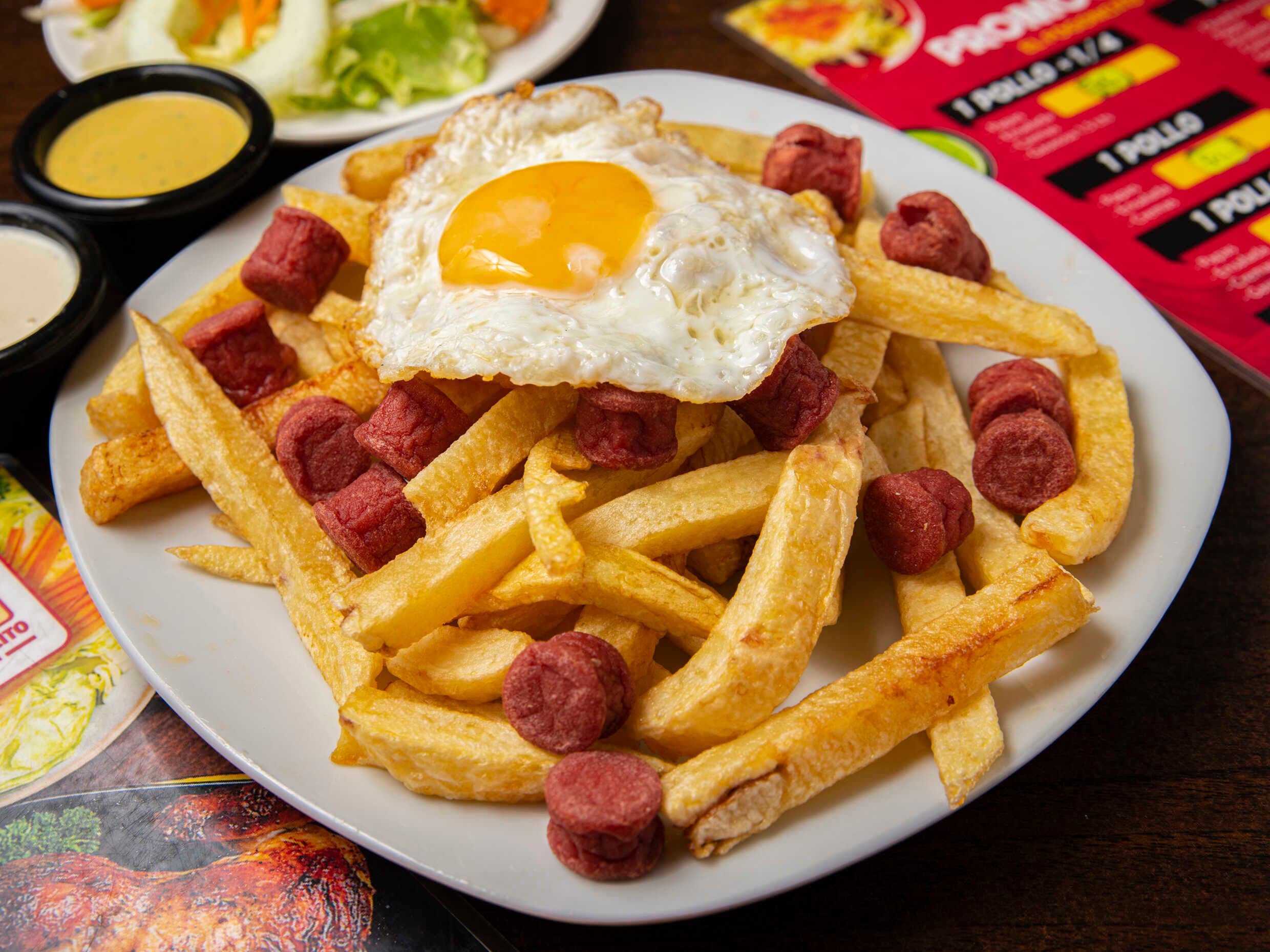 Salchipapa + Huevo frito.