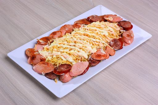 Salchipapa Suiza