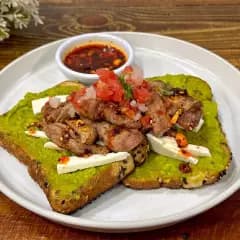 Avo Toast con Arrachera