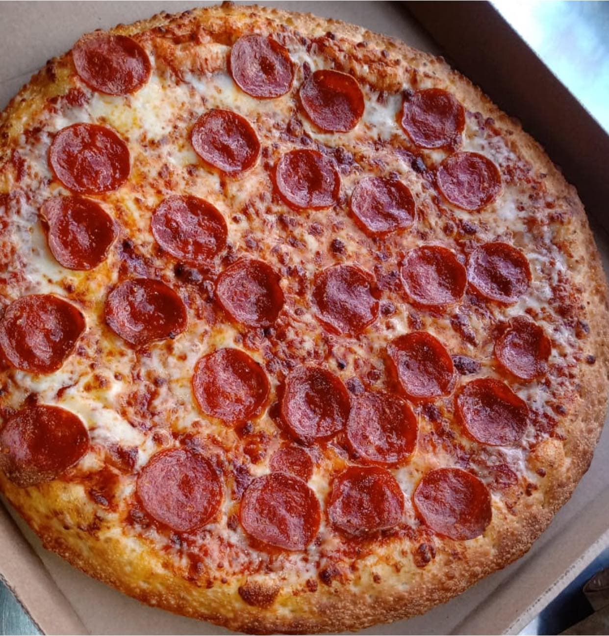 Pizza Grande de Peperoni .
