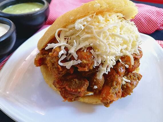 Combo arepa mixta y compañía