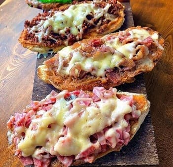 Molletes con Tocino