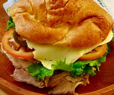 Croissant de pierna horneada.