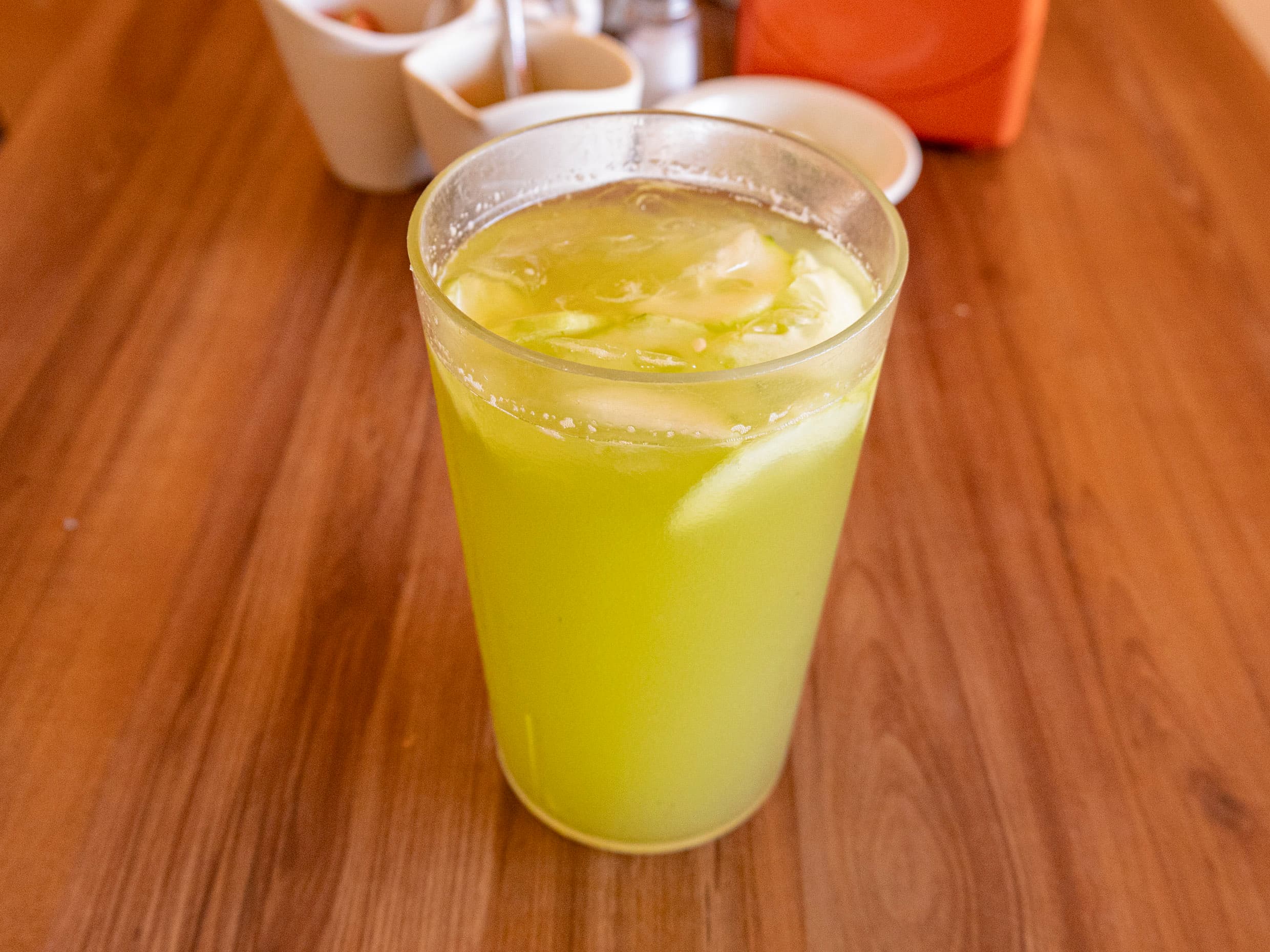 Agua pepino con limòn.