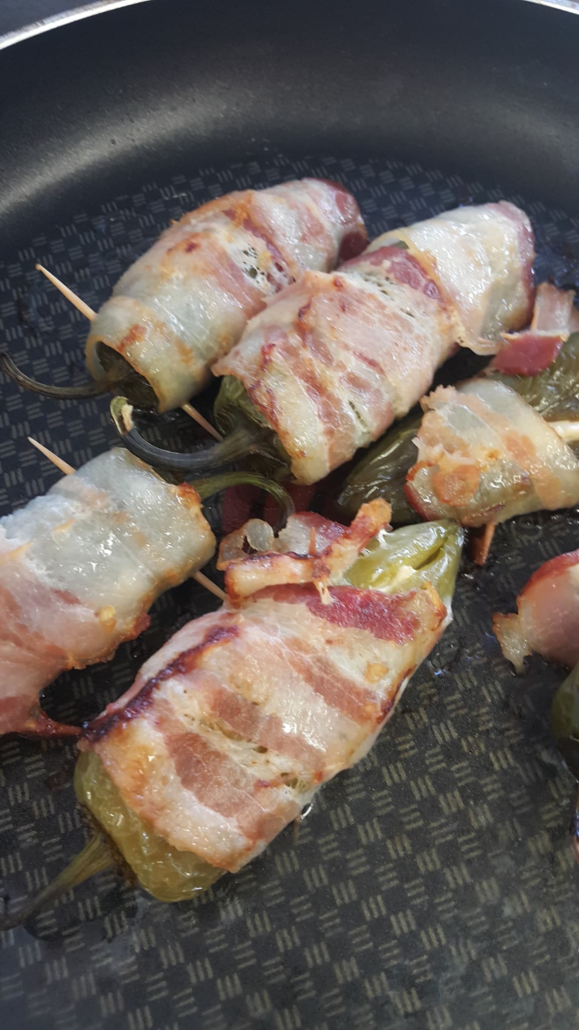 Chile Envuelto en Tocino con Queso Philadelphia