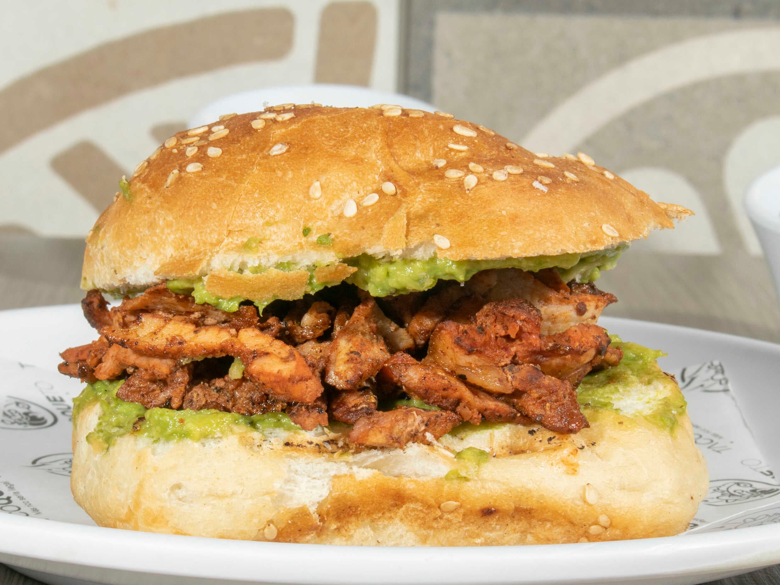 Cemita de Carne Asada con Queso