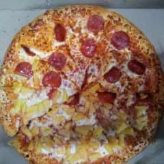Mediana mitad peperoni mitad piña