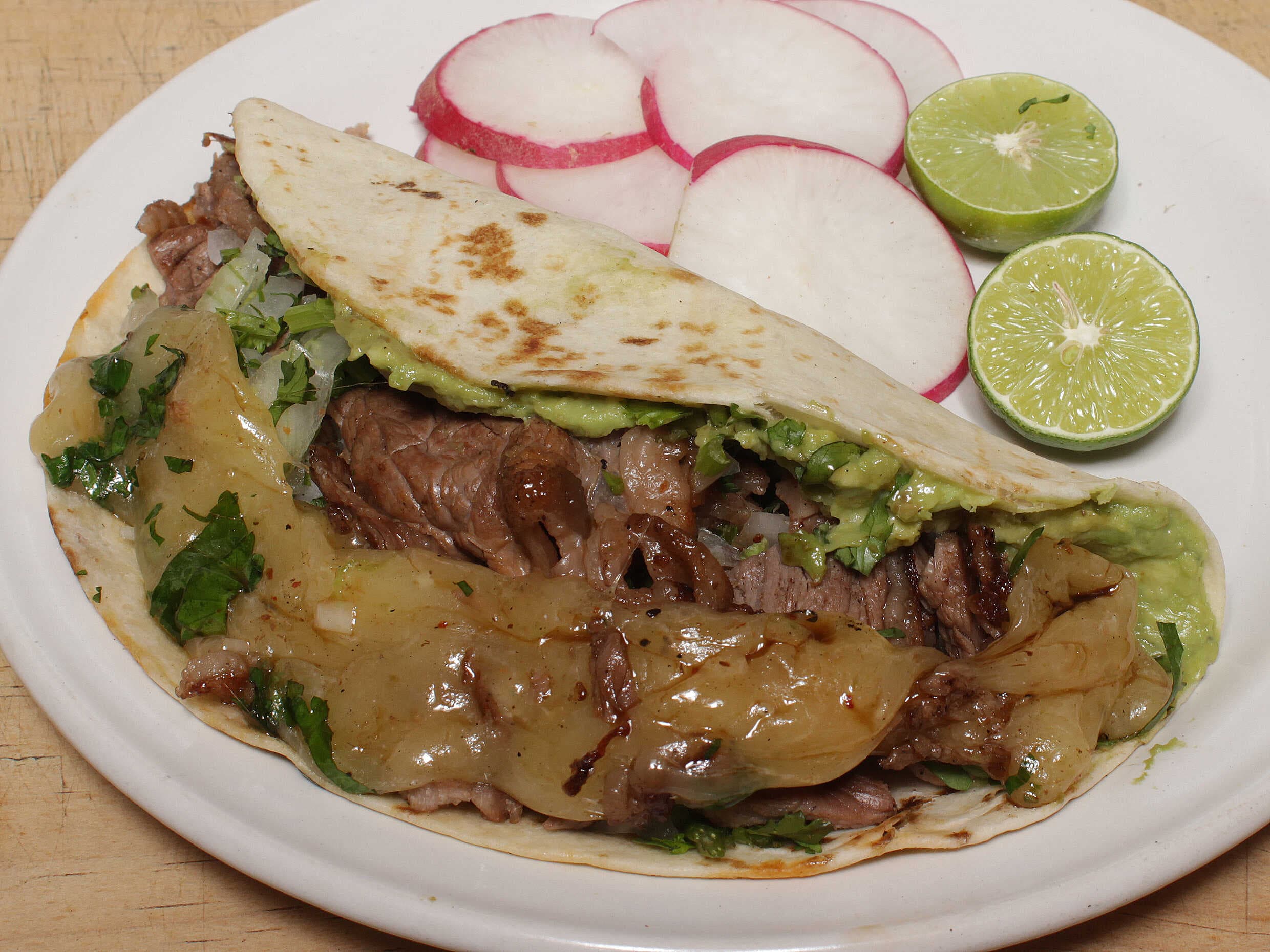 Quesadilla Combinada (Carne y Longaniza)