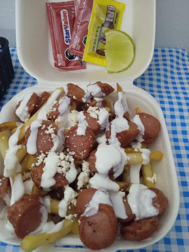 Papas Con salchichas, queso y crema.