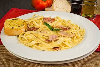 Fettuccine Carbonara Con Tocineta Y Jamón