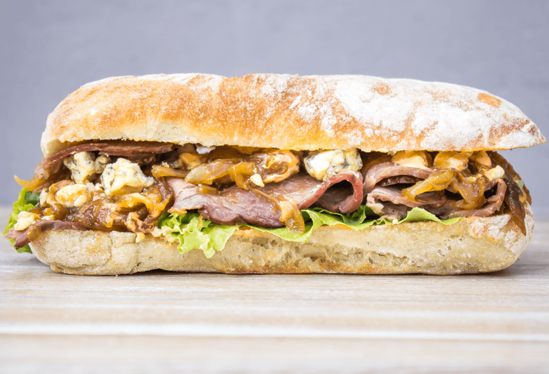 Sánduche Roastbeef y Queso Azul