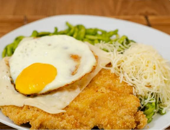 Tallarines Verdes con Milanesa, Huevo y Queso