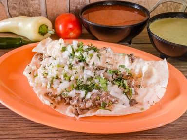Quesadilla Suiza bistek adobada o chorizo